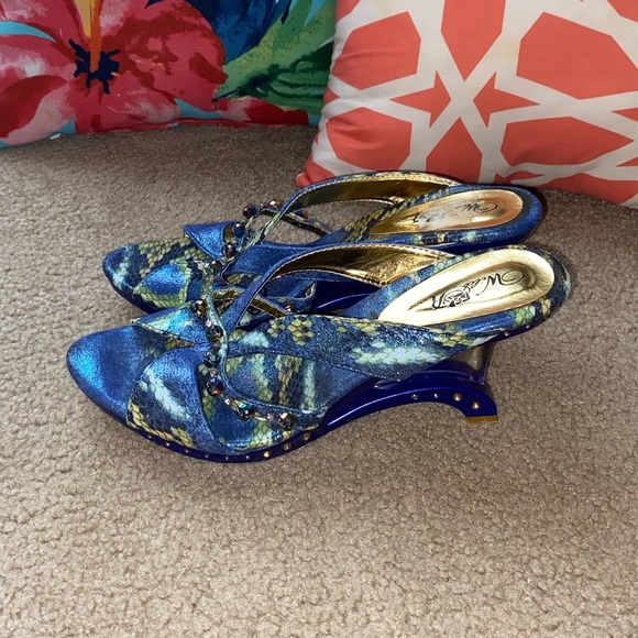 Blue Abstract Heels - Picture 4 of 10